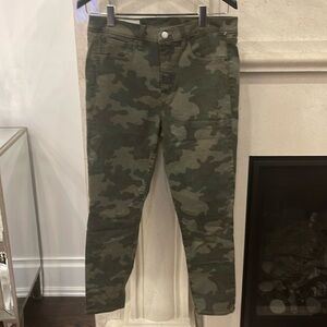 Gap Camo true skinny ankle high rise. Never worn. Size 31/12 regular